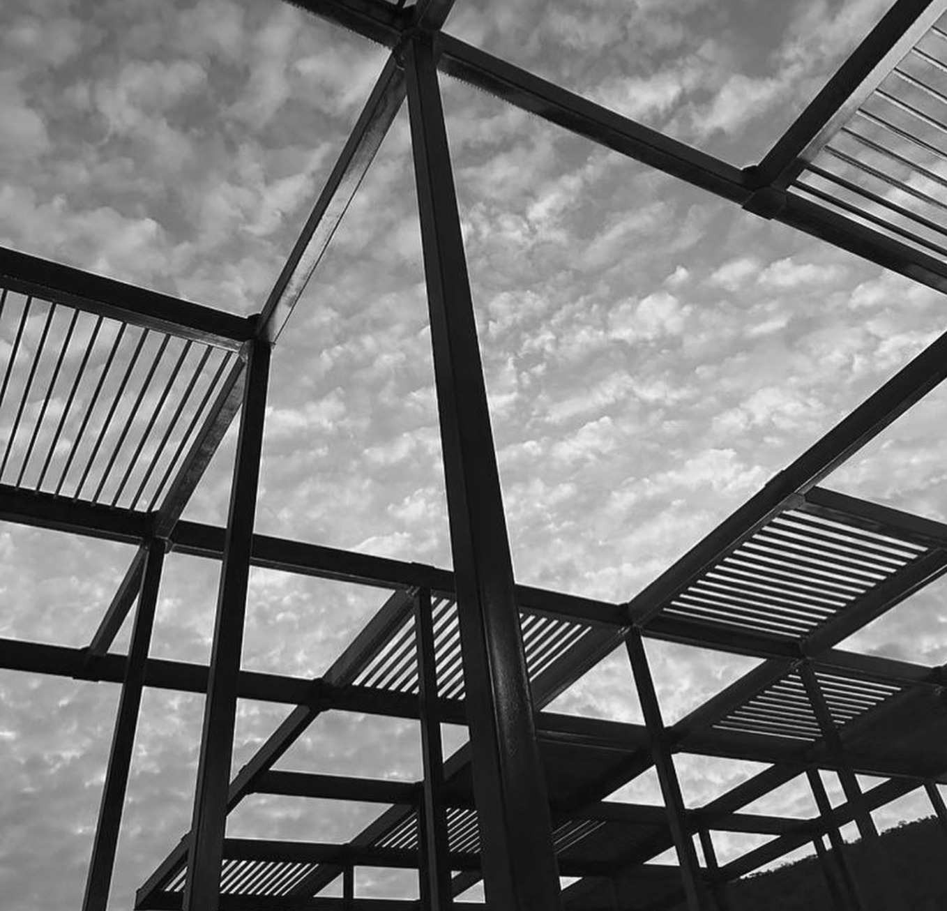 Estructura metálica con celosías vista desde abajo contra el cielo